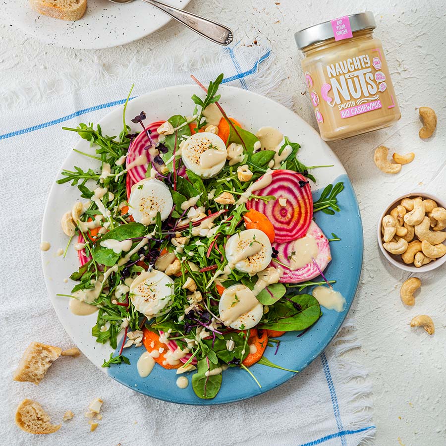 Frühlingssalat mit Ziegenkäse und Cashewdressing mit Naughty Nuts Cashewmus Smooth