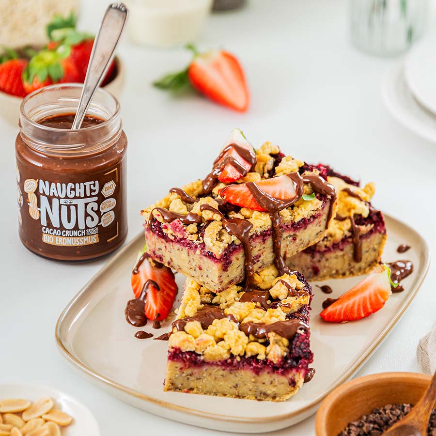 Veganer Erdbeerstreuselkuchen vom Blech mit Naughty Nuts Bio Erdnussmus Cacao Crunch