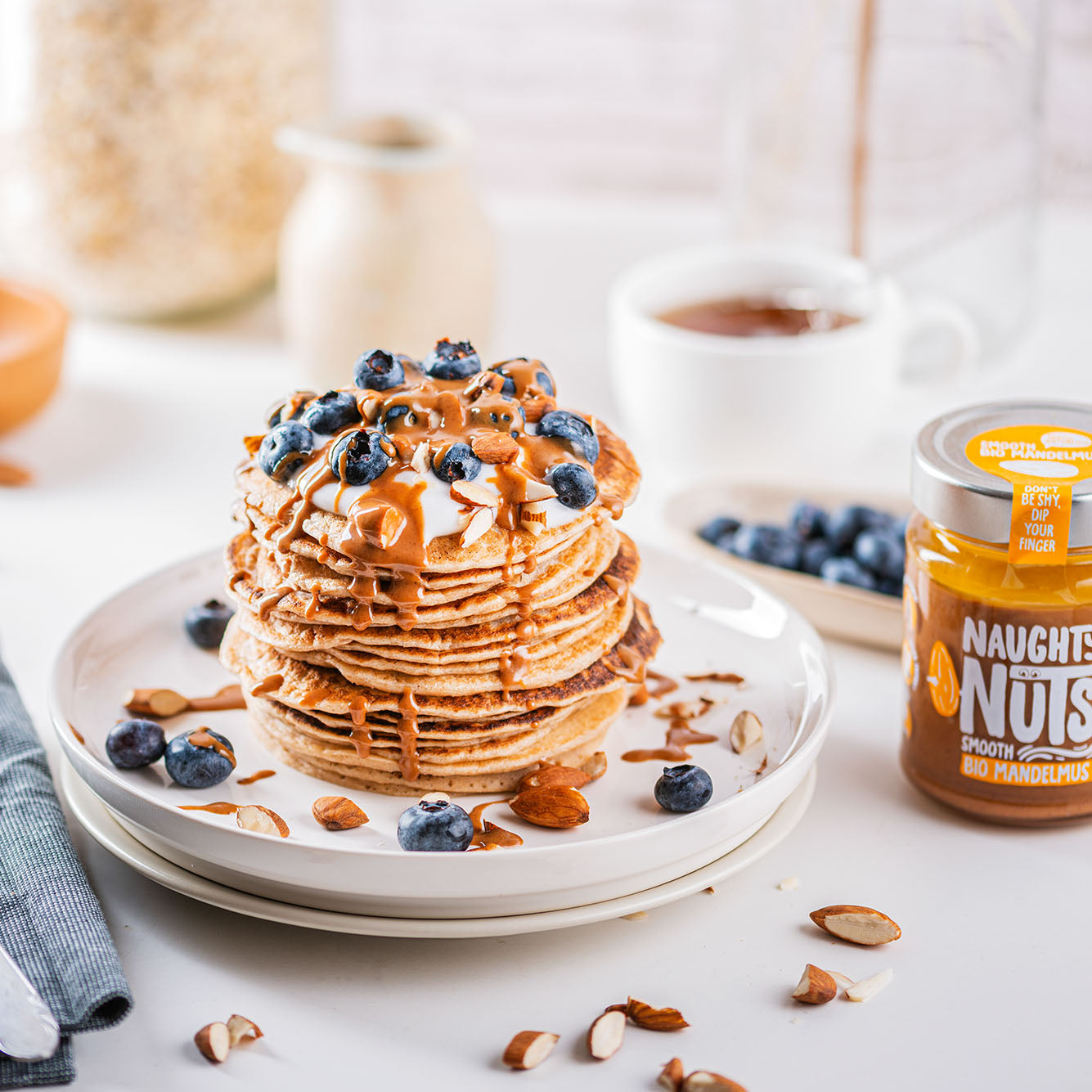 Mandelpancakes mit Blaubeeren und Mandelmus