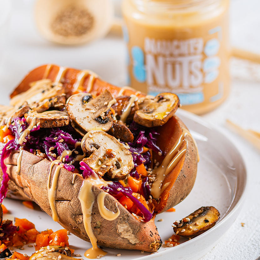 Asiatisch gefüllte Süßkartoffel mit Erdnussmus